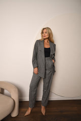 Kely vilnonis kostiumas