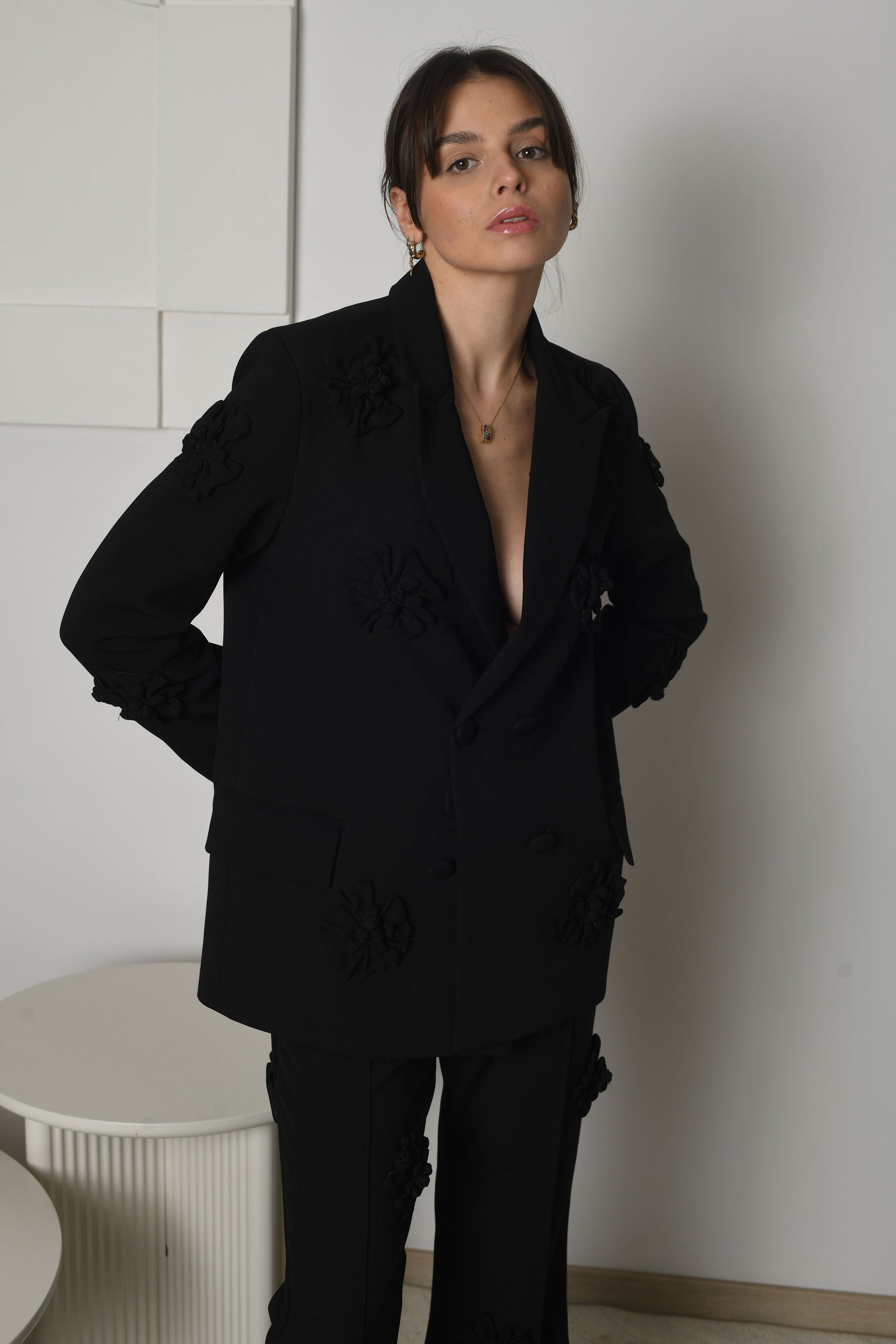 NUOMA - Emily švarkas ilgomis rankovėmis ir platėjančios kelnės su 3D gėlių aplikacijomis