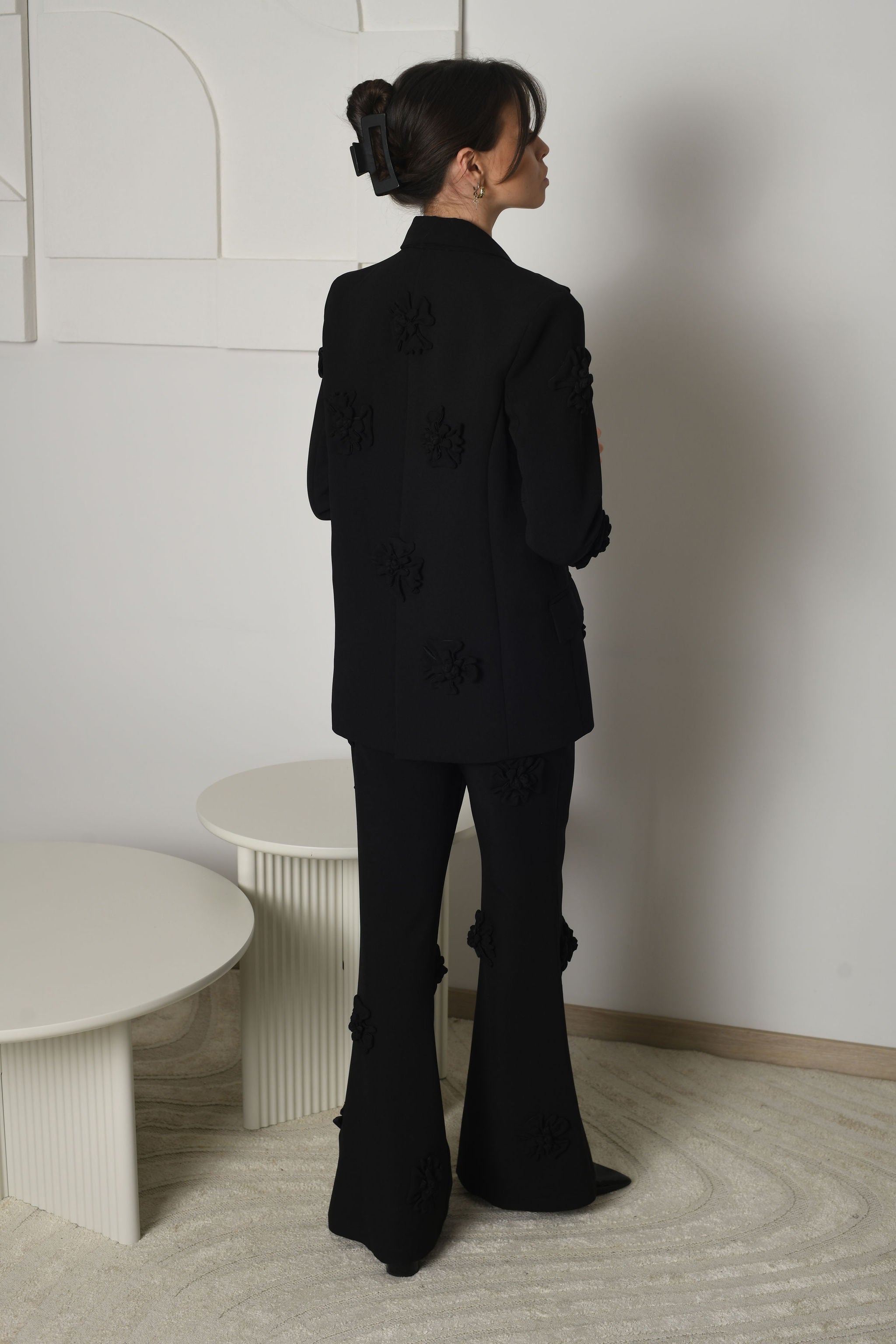 NUOMA - Emily švarkas ilgomis rankovėmis ir platėjančios kelnės su 3D gėlių aplikacijomis