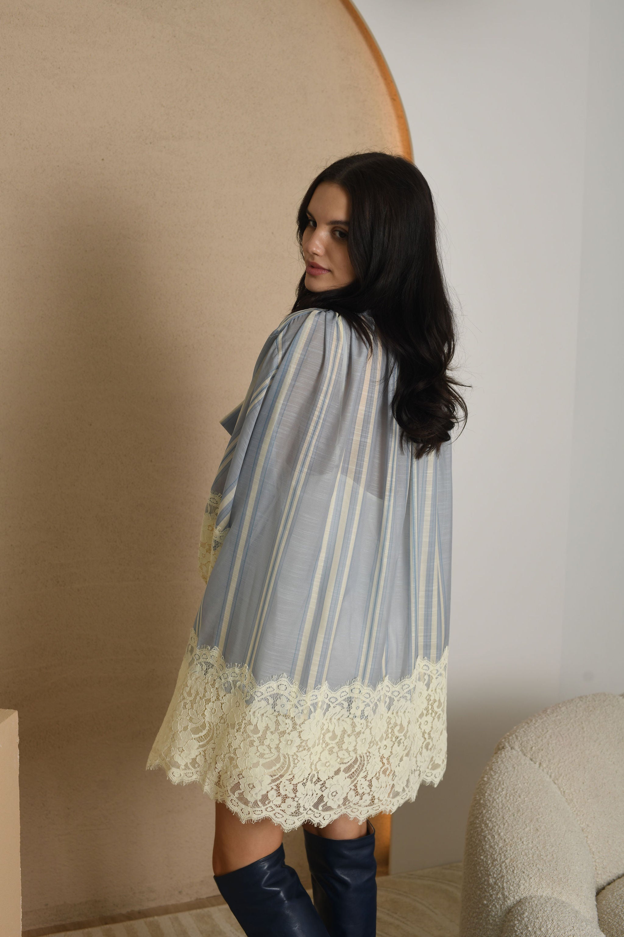 NUOMA - Vintažinė dryžuota mini suknelė su nėriniais