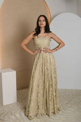 NUOMA - Auksinė nėriniuota suknelė be petnešėlių