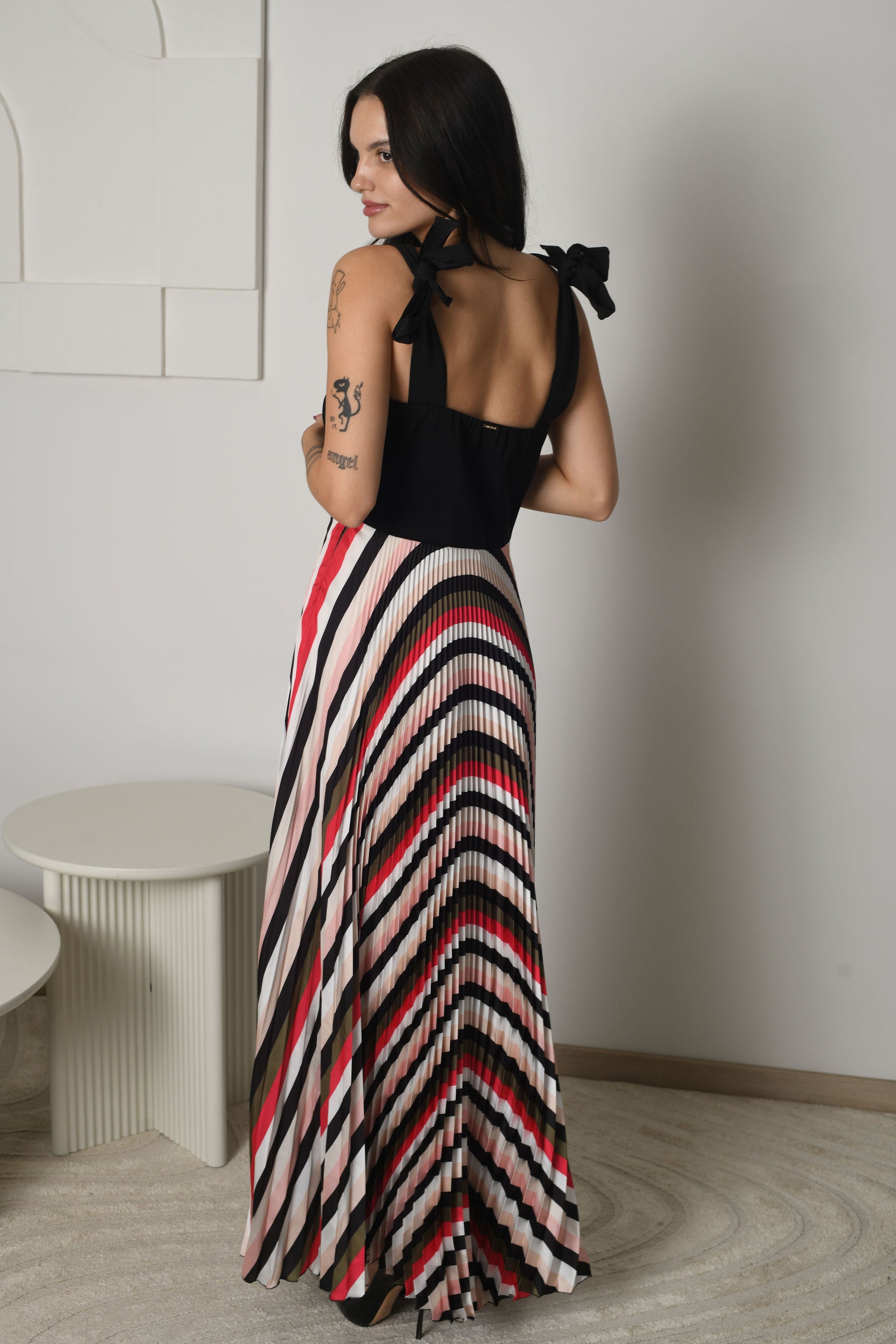 NUOMA - Aria plisuota dryžuota maxi suknelė su kaspinais ant pečių