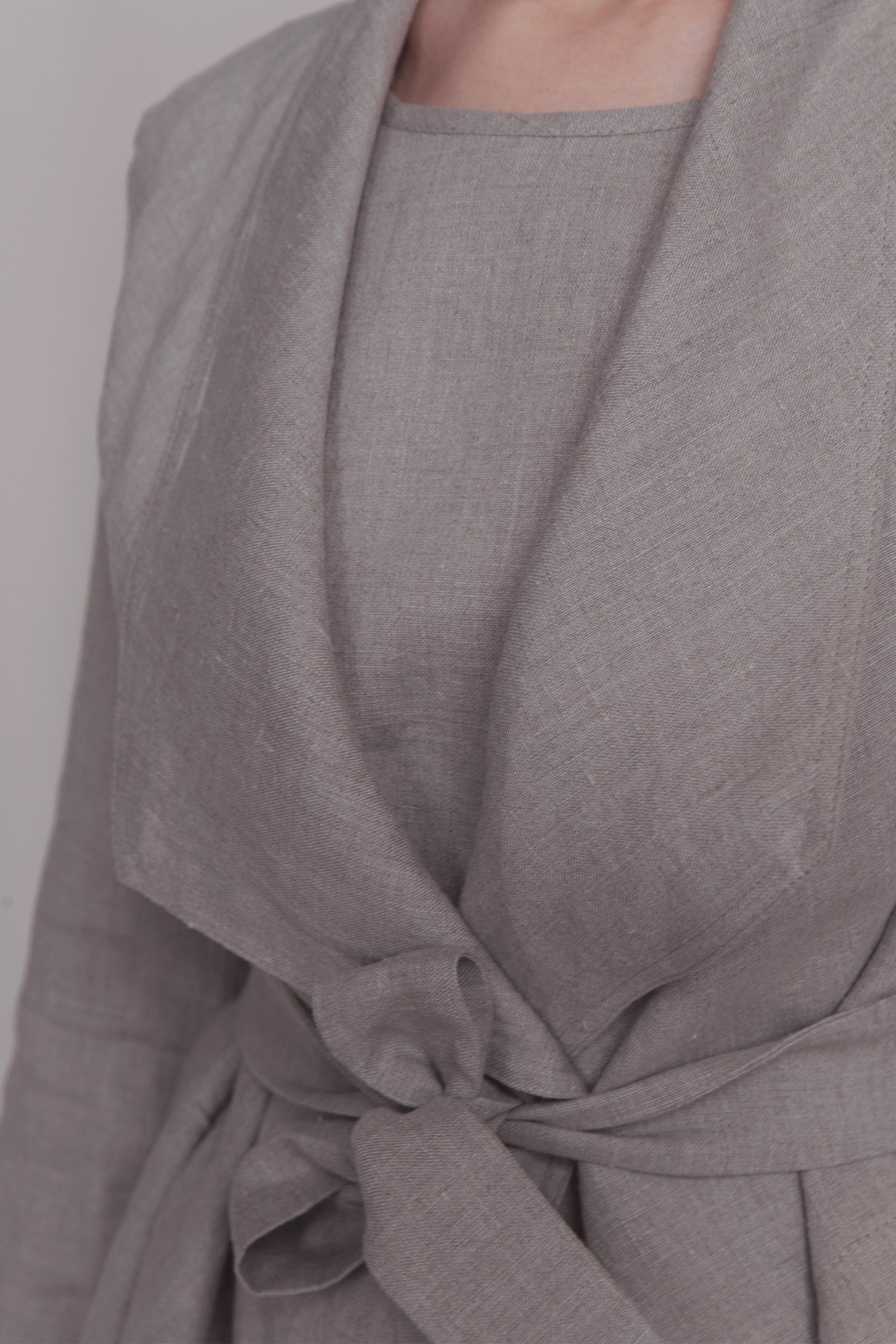 Bella švarkelio ir kelnių lininis kostiumas