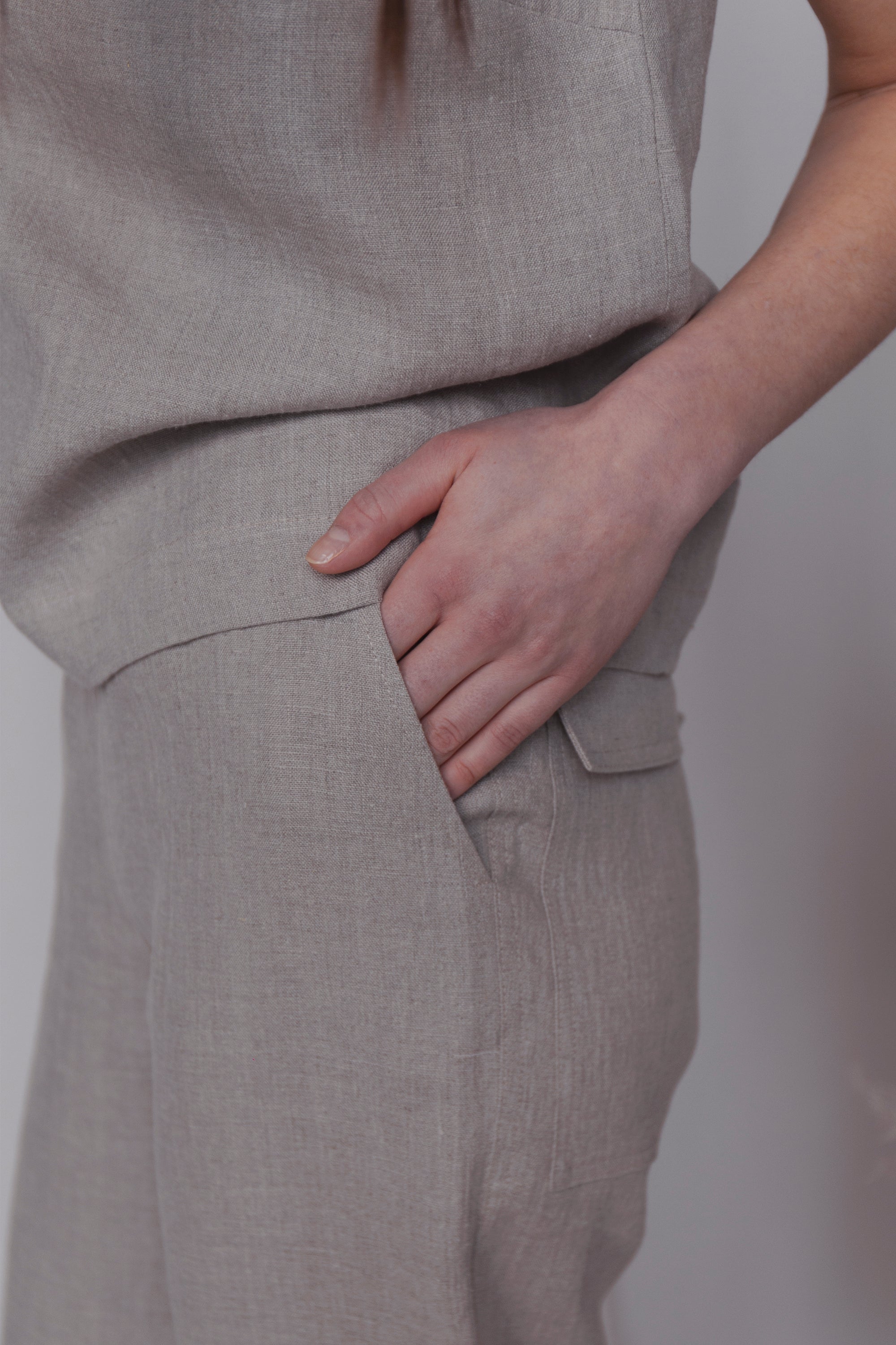 Bella švarkelio ir kelnių lininis kostiumas