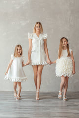 Bili mergaitės suknelė (dešinėje)