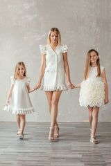 Bili mergaitės suknelė (dešinėje)