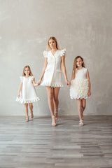 Bili mergaitės suknelė (dešinėje)