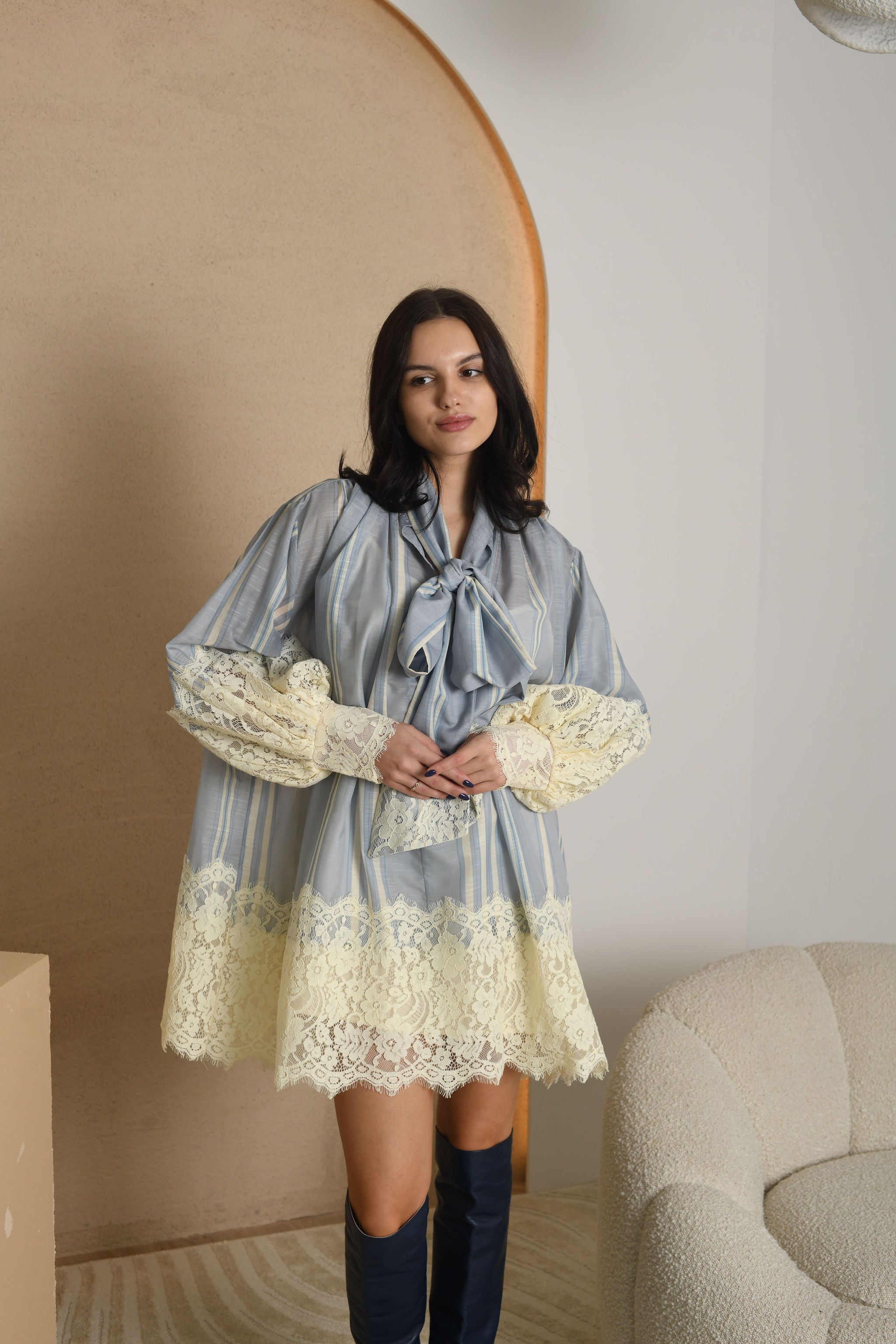 NUOMA - Vintažinė dryžuota mini suknelė su nėriniais