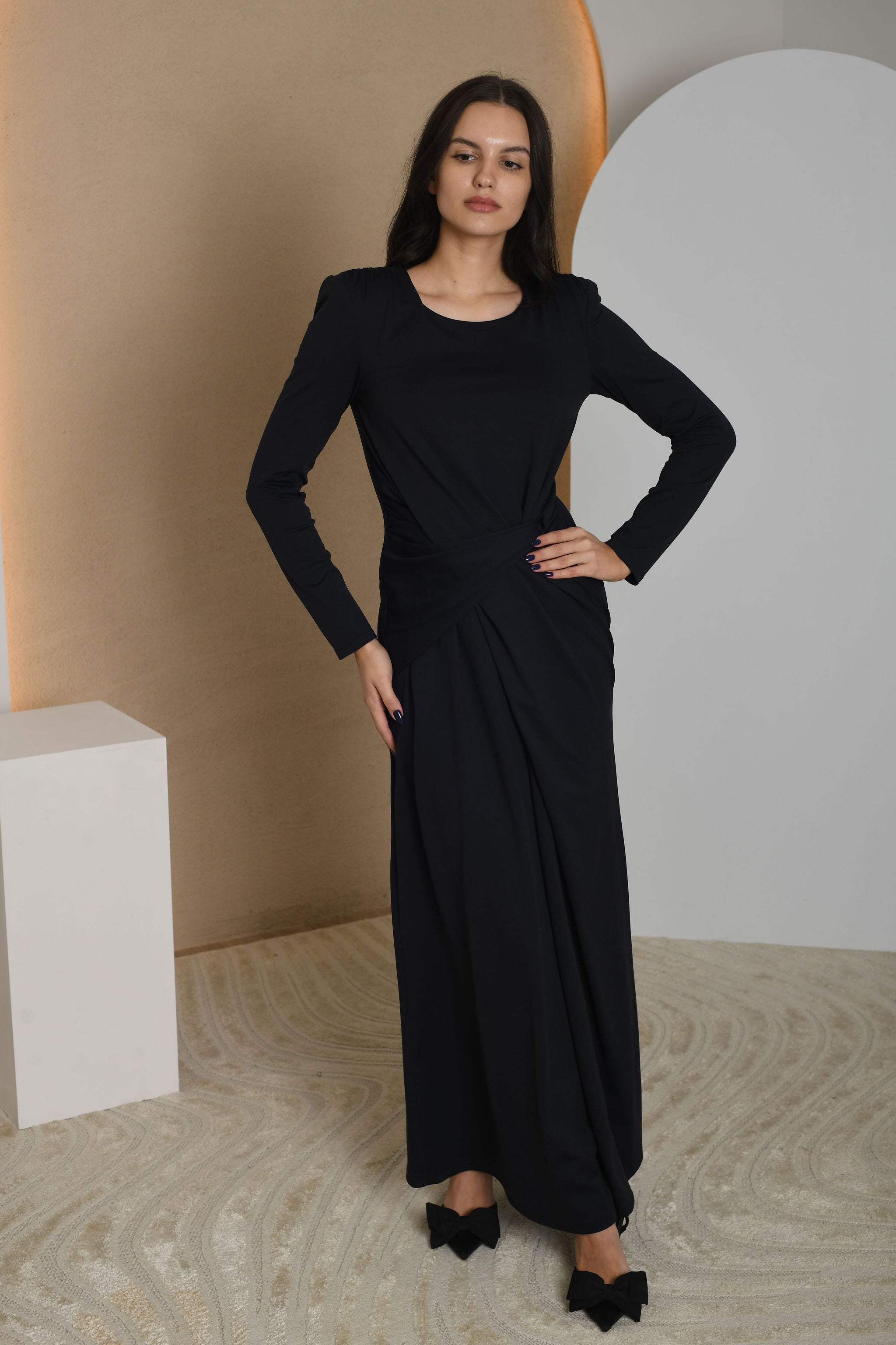 NUOMA - Satininė suknelė ilgomis rankovėmis su juosmens detalėmis