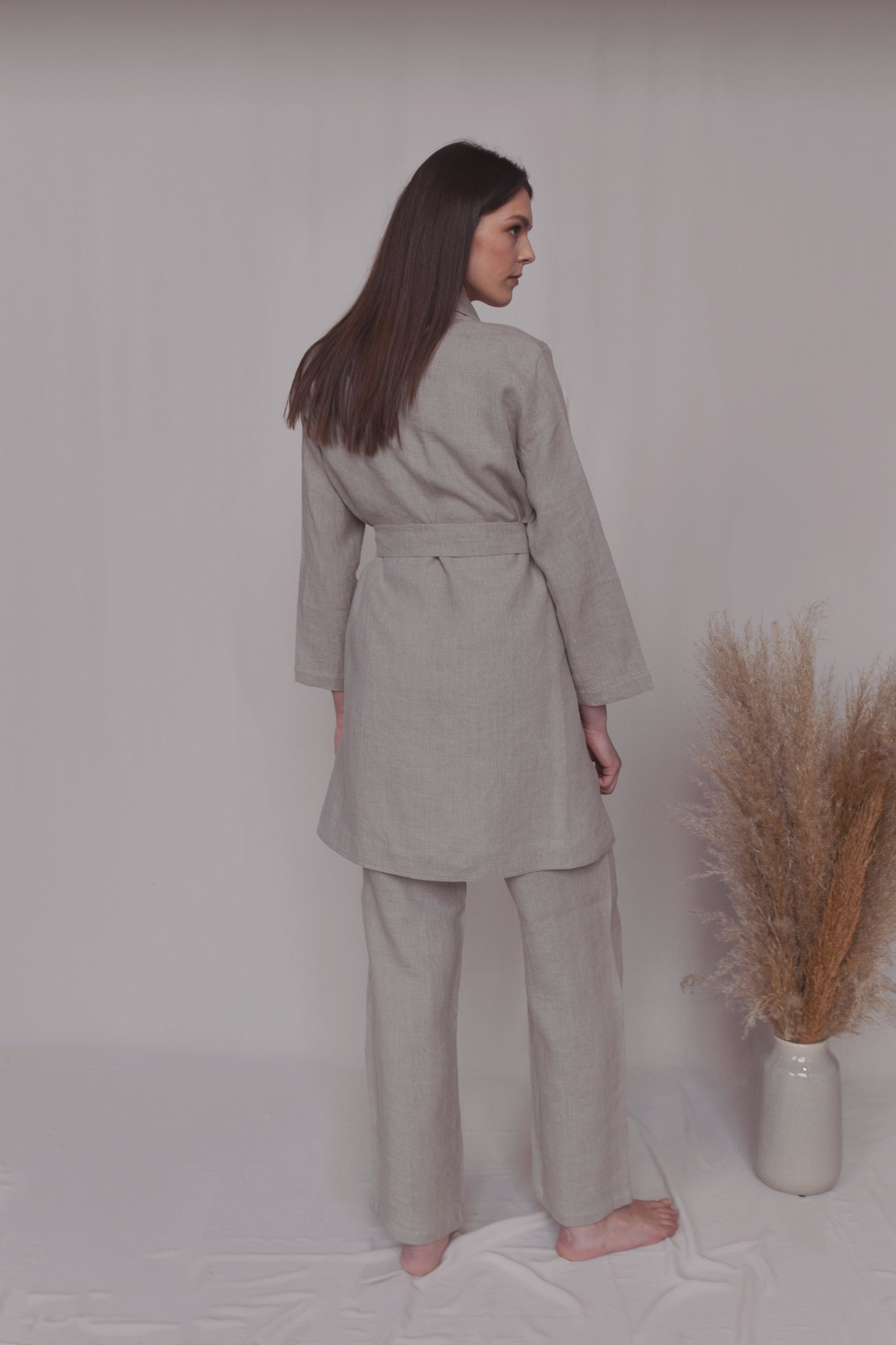 Bella švarkelio ir kelnių lininis kostiumas