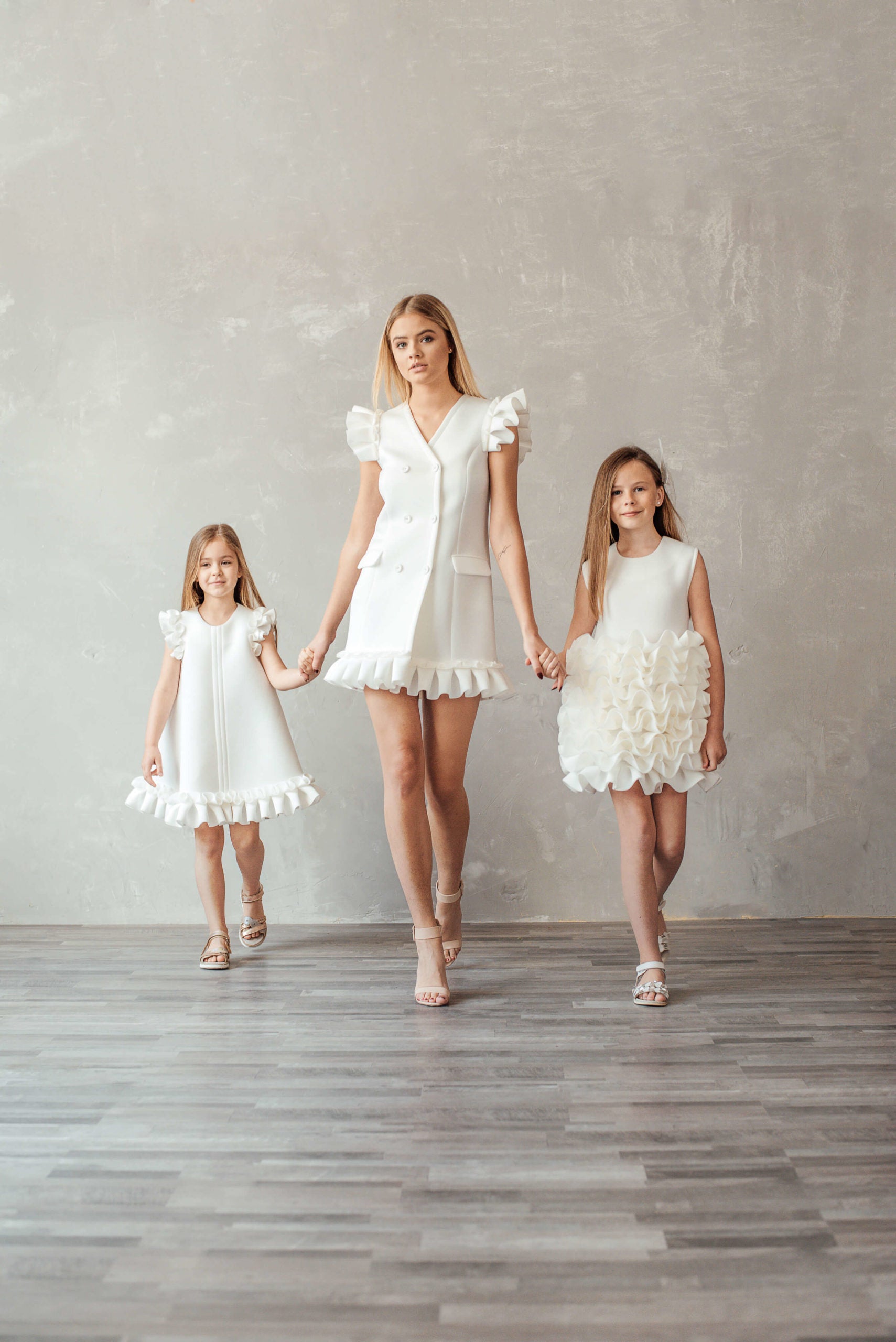 Bel mergaitės suknelė (kairėje)